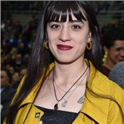 Profesor de ciencias sociales imparte clases a niños de todas las edades